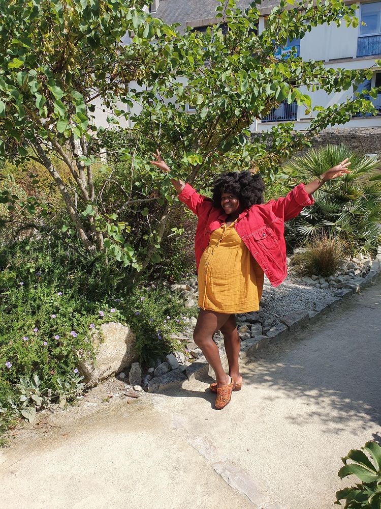 Edna prend la pose avec sa nouvelle veste